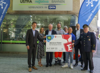 365-Euro-Ticket für Inhaberinnen und Inhaber der Ehrenamtskarte Anerkennung fürs Ehrenamt durch ermäßigte Fahrt mit Bus und Bahn (v. l.) Regionspräsident Steffen Krach, Üstra-Vorstandsvorsitzende Elke van Zadel, Niedersachsens Ministerpräsident Stephan Weil, Falco Seekircher (Johanniter), Karin Schäffer (DRK Blutspende), Fei Tao (Abteilungsleiter Tanzen TKH), GVH-Geschäftsführer Ulf-Birger Franz und Eberhard Schmidt (Regionsfeuerwehr) präsentieren das neue 365-Euro-Ticket.