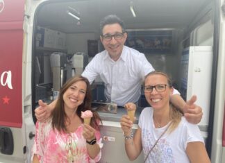 Ein Eis zum Kindertag Laura Weigert (1. Vorsitzende des Fördervereins der Grundschule Kaltenweide) und recht Simone Beringer (Vorsitzende des Schulvorstands der Grundschule Kaltenweide)