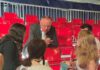 Hoher Besuch beim Beteiligungsprojekt „Diskurs im Zelt“. Jugendliche diskutieren mit Ministerpräsident Stephan Weil über Zukunftsthemen.