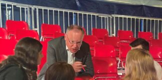Hoher Besuch beim Beteiligungsprojekt „Diskurs im Zelt“. Jugendliche diskutieren mit Ministerpräsident Stephan Weil über Zukunftsthemen.