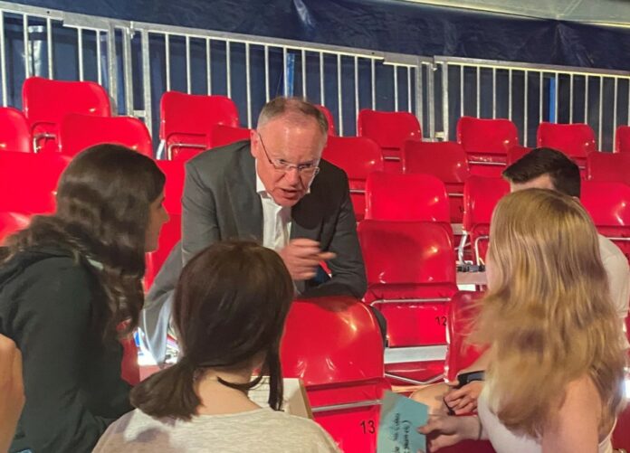 Hoher Besuch beim Beteiligungsprojekt „Diskurs im Zelt“. Jugendliche diskutieren mit Ministerpräsident Stephan Weil über Zukunftsthemen.