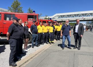 Sechs weitere Feuerwehrfahrzeuge starten von der Interschutz in die Ukraine Sechs weitere Feuerwehrfahrzeuge gingen heute im Beisein von Innenminister Boris Pistoris in die Ukraine