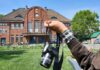 Foto-Safari in Langenhagen - Kamera wird an Gurt gehalten