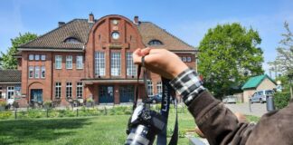 Foto-Safari in Langenhagen - Kamera wird an Gurt gehalten
