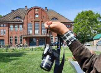 Foto-Safari in Langenhagen geht in den Endspurt Foto-Safari in Langenhagen - Kamera wird an Gurt gehalten
