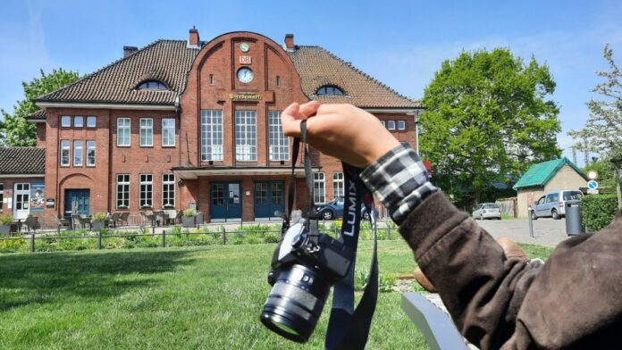 Foto-Safari in Langenhagen - Kamera wird an Gurt gehalten