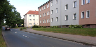 Im Zuge der Wegeerneuerung beseitigt die Stadt auch die Schäden, die sich auf der nördlichen Seite der Goshorner Straße insbesondere im Bordsteinbereich gebildet haben.