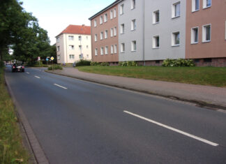 Von Godshorner Straße gibt’s keine Zufahrt zu „Im Hohen Felde“ bis Ende Juli Im Zuge der Wegeerneuerung beseitigt die Stadt auch die Schäden, die sich auf der nördlichen Seite der Goshorner Straße insbesondere im Bordsteinbereich gebildet haben.