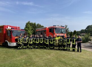 Stadtfeuerwehr Garbsen beginnt diesjährige Truppmann-Ausbildung Gruppenfoto: Truppmann-Ausbildung startet in Garbsen