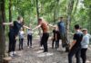 Erlebnispädagogische Übungen im Rahmen der Juleica-Schulung: Juleica-Gruppe im „Spinnennetz“ und im „Niedrigseilgarten“