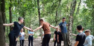 Erlebnispädagogische Übungen im Rahmen der Juleica-Schulung: Juleica-Gruppe im „Spinnennetz“ und im „Niedrigseilgarten“