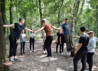 Juleica-Schulung und Jugendfreizeit an der Nordsee zu Beginn der Sommerferien Erlebnispädagogische Übungen im Rahmen der Juleica-Schulung: Juleica-Gruppe im „Spinnennetz“ und im „Niedrigseilgarten“