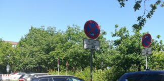 Auf dem öffentlichen Teil des Rathaus-Parkplatzes weisen bereits Schilder auf das Halteverbot ab dem 7. Juni hin.