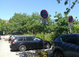 Öffentlicher Teil des Rathaus-Parkplatzes und angrenzende Wege bis Mitte September gesperrt Auf dem öffentlichen Teil des Rathaus-Parkplatzes weisen bereits Schilder auf das Halteverbot ab dem 7. Juni hin.