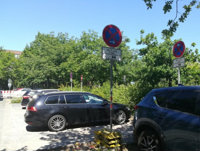 Auf dem öffentlichen Teil des Rathaus-Parkplatzes weisen bereits Schilder auf das Halteverbot ab dem 7. Juni hin.