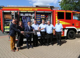 Neues Hilfeleistungslöschgruppenfahrzeug (HLF) der Ortsfeuerwehr Garbsen Schlüsselübergabe: v.l.n.r.: Erster Stadtrat Walter Häfele, Leiterin Fachbereich Recht & Ordnung Sabine Langhein, Bürgermeister Claudio Provenzano, stellv. Stadtbrandmeister Rouven Schmitt, Ortsbrandmeister Thomas Cremer, Gerätewart Jörg Stelter, stellv. Abschnittsbrandmeister Martin Höflich.