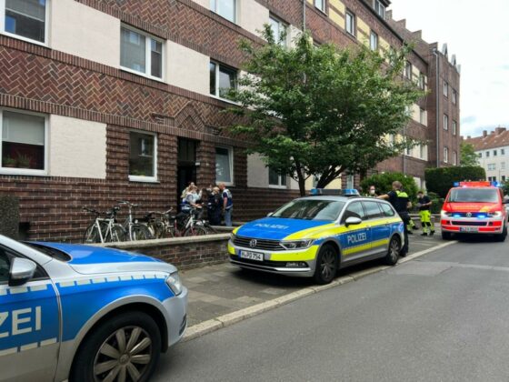 Hannover-Limmer: 57-Jährige mit Stichverletzungen in Wohnung aufgefunden