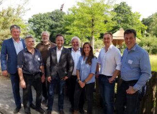 Verjüngt und weiblicher – Zooverband wählt neue Führungsmannschaft Stephan Hering-Hagenbeck, Dag Encke, Theo Pagel, André Stadler, Jörg Junhold, Karin Federer, Tim Schikora, Andreas Michael Casdorff (v.l.n.r.) - Uta Westerhüs fehlt auf dem Foto.