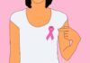 Grafik: Frau mit rosa Schleife am Shirt - Rosa Schleife internationales Symbol
