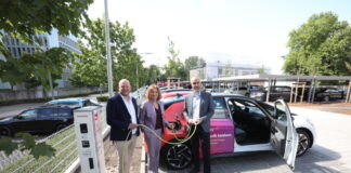 Leif Wiedemann (bauforum), enercity-CEO Dr. Susanna Zapreva und Hannovers Oberbürgermeister Belit Onay eröffnen den enercity-Ladepark