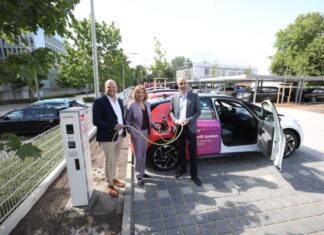 enercity eröffnet größten Ladepark Norddeutschlands Leif Wiedemann (bauforum), enercity-CEO Dr. Susanna Zapreva und Hannovers Oberbürgermeister Belit Onay eröffnen den enercity-Ladepark