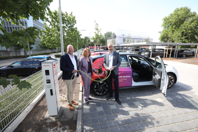 Leif Wiedemann (bauforum), enercity-CEO Dr. Susanna Zapreva und Hannovers Oberbürgermeister Belit Onay eröffnen den enercity-Ladepark
