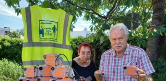 Um möglichst viele Radfahrende, die sich zur Teilnahme bei den Abstandsmessungen Kfz/Rad bewerben können, werben Petra Brandt und Dr. Reinhard Spörer am Zentralen ADFC-Stützpunkt Langenhagen