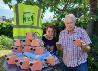 ADFC Region Hannover übernimmt die zweite Mess-Runde Um möglichst viele Radfahrende, die sich zur Teilnahme bei den Abstandsmessungen Kfz/Rad bewerben können, werben Petra Brandt und Dr. Reinhard Spörer am Zentralen ADFC-Stützpunkt Langenhagen