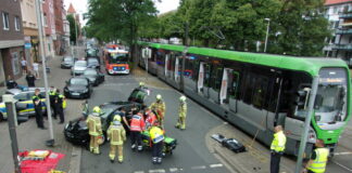 In Hannover-Leinhausen kollidierten am Nachmittag eine Stadtbahn und PKW.