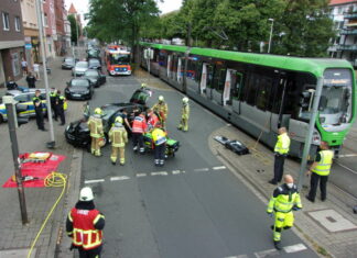 Verkehrsunfall mit Stadtbahn in Hannover-Leinhausen In Hannover-Leinhausen kollidierten am Nachmittag eine Stadtbahn und PKW.