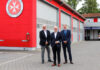 Walter Busse, ehrenamtliches Vorstandsmitglied im Regionalverband Niedersachsen Mitte (links), und Johanniter-Landesvorstandsmitglied Uwe Beyes (rechts) begrüßen Torsten Bierbrauer in seiner neuen Funktion.