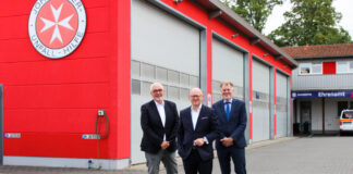 Walter Busse, ehrenamtliches Vorstandsmitglied im Regionalverband Niedersachsen Mitte (links), und Johanniter-Landesvorstandsmitglied Uwe Beyes (rechts) begrüßen Torsten Bierbrauer in seiner neuen Funktion.