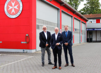 Neues Mitglied im Regionalvorstand der Johanniter in Hannover Walter Busse, ehrenamtliches Vorstandsmitglied im Regionalverband Niedersachsen Mitte (links), und Johanniter-Landesvorstandsmitglied Uwe Beyes (rechts) begrüßen Torsten Bierbrauer in seiner neuen Funktion.