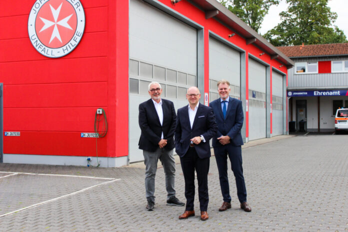Walter Busse, ehrenamtliches Vorstandsmitglied im Regionalverband Niedersachsen Mitte (links), und Johanniter-Landesvorstandsmitglied Uwe Beyes (rechts) begrüßen Torsten Bierbrauer in seiner neuen Funktion.