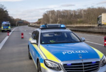 Rad löst sich auf A2 und trifft Gegenverkehr Polizeiwagen auf der Autobahn