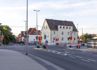 Ampel regelt Verkehr im Baustellenbereich auf dem Reuterdamm Ampel regelt aktuell noch Verkehr im Baustellenbereich auf dem Reuterdamm.