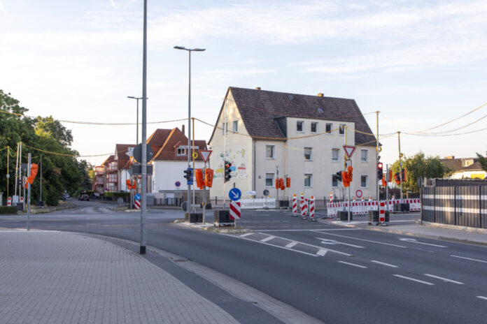 Ampel regelt aktuell noch Verkehr im Baustellenbereich auf dem Reuterdamm.