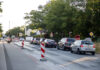 aufgestauter Verkehr vor Baustellenampel