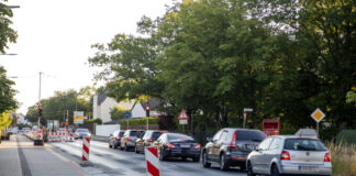 aufgestauter Verkehr vor Baustellenampel