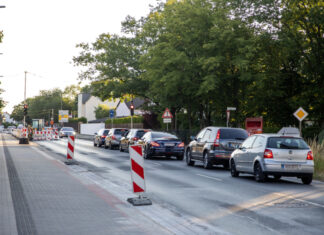 Reuterdamm wird zwischen Wietzepark und Otto-Hahn-Straße vom 3. bis 17. August gesperrt aufgestauter Verkehr vor Baustellenampel