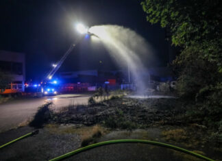 Gasflaschen explodieren bei Brand in Altwarmbüchen Feuerwehreinsatz