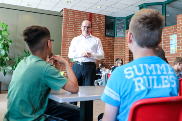 Kultusminister Tonne eröffnet Sommerschule in Langenhagen.