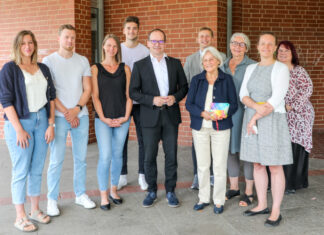 Kultusminister Tonne eröffnet Sommerschule in Langenhagen.
