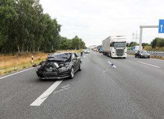 A2: PKW fährt zwischen Hannover und Bothfeld auf LKW auf Autounfall