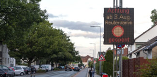 Hinweisschild Vollsperrung Reuterdamm in Langenhagen ab 03.08.2022