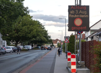 Vollsperrung Reuterdamm: Umleitungen für die regiobus sprintH Linie 600 und die ÜSTRA Linie 122 in Langenhagen Hinweisschild Vollsperrung Reuterdamm in Langenhagen ab 03.08.2022