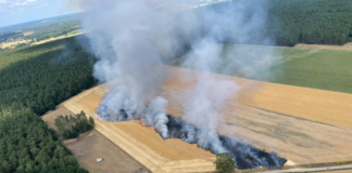 Luftaufnahme - Flächenbrand in der Leinefeldstraße in Brelingen.