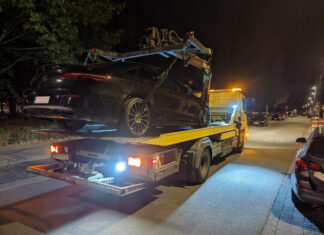 Polizei Hannover beschlagnahmt von Raser den Pkw und den Führerschein PKW auf Abschleppwagen