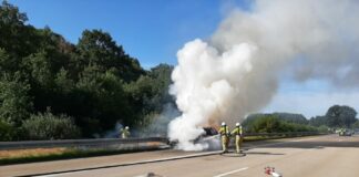 PKW auf der A352 vollständig ausgebrannt.