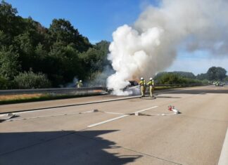 PKW auf der A352 vollständig ausgebrannt PKW auf der A352 vollständig ausgebrannt.